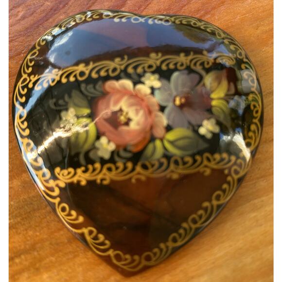 Vintage Russian Lacquer HEART Pin Brooch - Valentine - Hand Painted SIGNED - Picture 1 of 4
